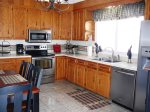 Fully equipped kitchen with eat-in dining table